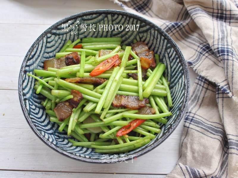 #春食野菜香# Stir-fried Bacon with Wormwood recipe