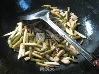 Stir-fried Sour Striped Beans with Shredded Pork and Rice recipe