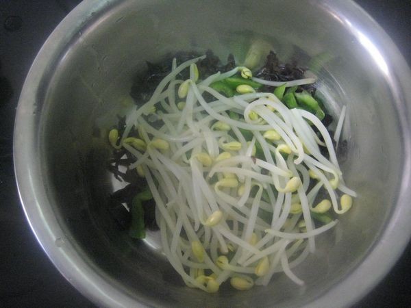 Colorful Shredded Walnut Salad recipe