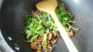 Noodles with Green Pepper Shredded Pork recipe