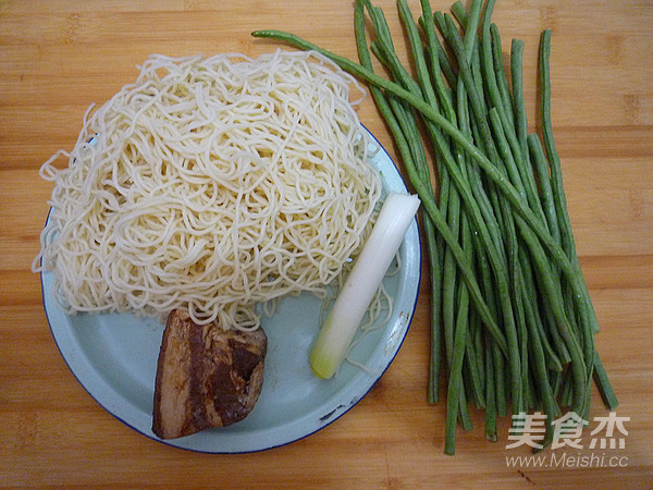 Fried Noodles with Cowpeas and Braised Pork recipe