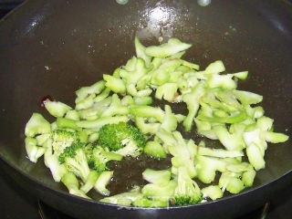 Stir-fried Chicken Mixed with Broccoli Stalks recipe