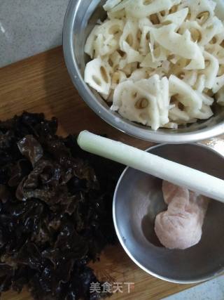 Stir Fried Fungus with Lotus Root recipe