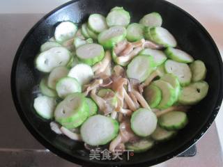 Fried Shimeji Mushroom with Loofah recipe