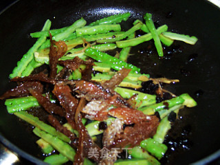 Stir-fried Bitter Gourd with Dace in Black Bean Sauce recipe