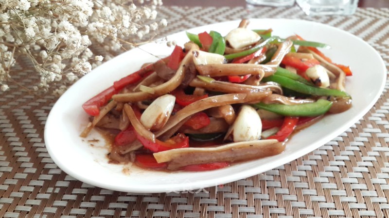 Stir-fried Pork Ears with Laba Garlic recipe