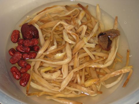 Golden Needle Peanut Fish Tail Soup recipe