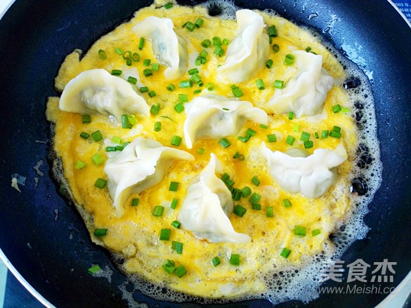 Quick Breakfast-fried Dumplings with Eggs recipe