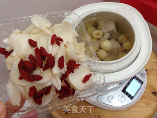 【lotus Seeds and Lily Stewed Lean Meat】----moisturizing Soup recipe