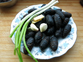 Fried Cocoon Pupae with Chives recipe