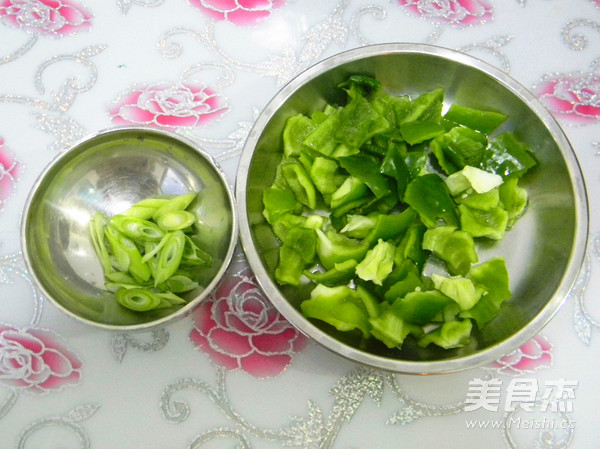 Stir-fried Green Peppers with Chicken Hearts recipe