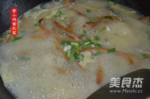 Yellow Spine Fish Boiled Day Lily Soup recipe