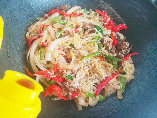 Stir-fried Beef Noodles with Onion recipe