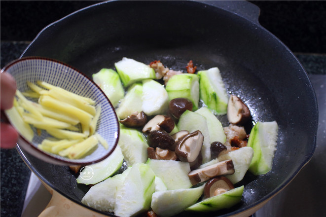 Loofah and Lean Meat and Mushroom Soup recipe