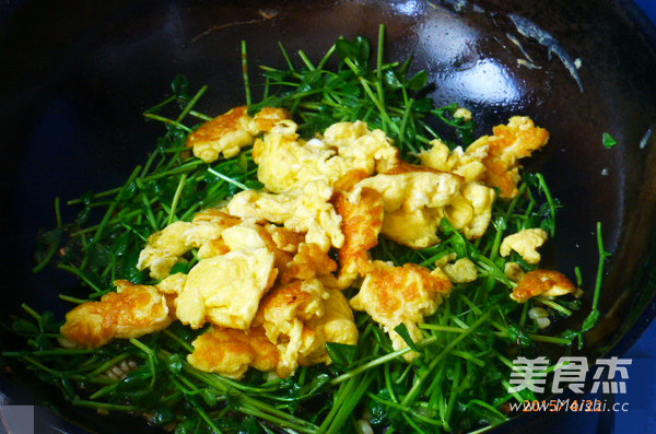 Scrambled Eggs with Pea Sprouts recipe