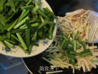 Stir-fried Double Silk with Spring Leek recipe
