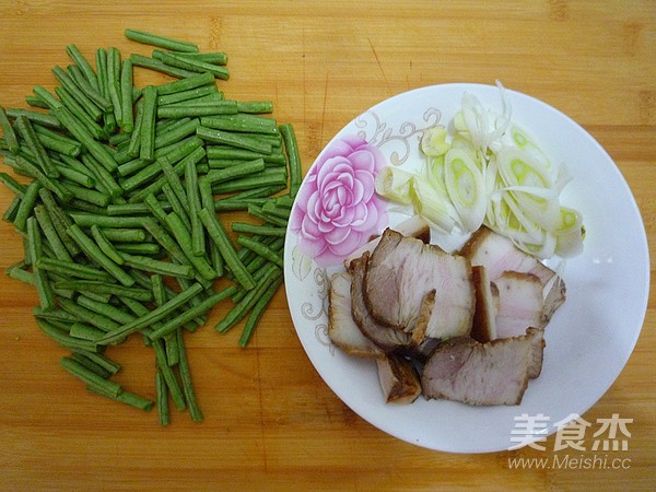 Fried Noodles with Cowpeas and Braised Pork recipe