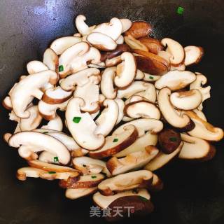 Stir-fried Shiitake Mushrooms with Double Peppers recipe
