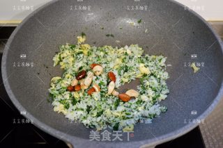 Fried Rice with Spinach and Nuts recipe