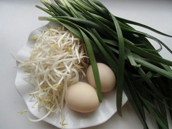 Scrambled Eggs with Leek and Green Bean Sprouts recipe