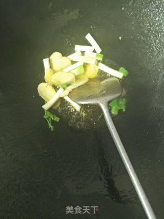 Stir-fried Vegetarian Chicken with Garlic Sprouts recipe