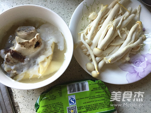 Instant Noodles with White Jade Mushroom recipe