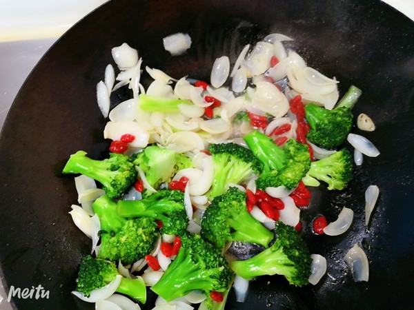 Stir-fried Broccoli with Lily recipe