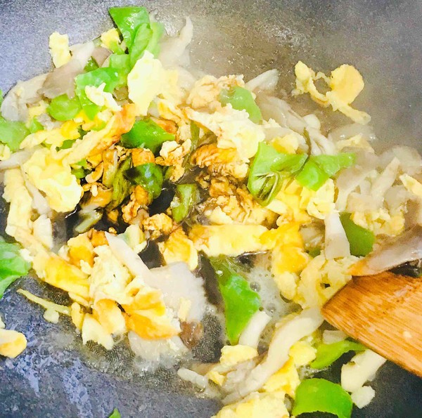 Scrambled Eggs with Green Pepper and Mushroom recipe