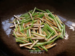 Stir-fried Shredded Pork with Spiced Dried Celery recipe
