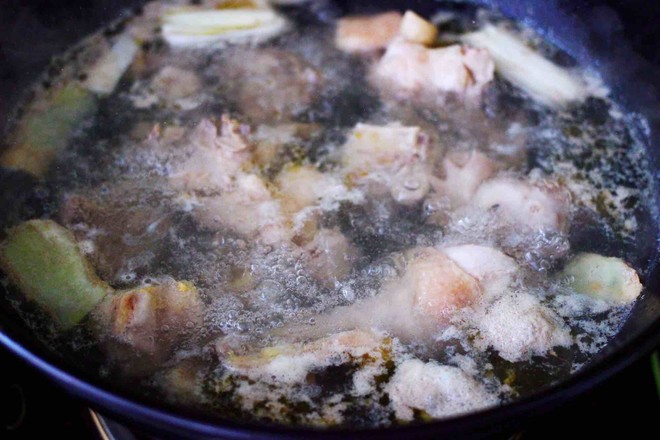Agaricus and Chestnut Stewed Chicken Soup recipe