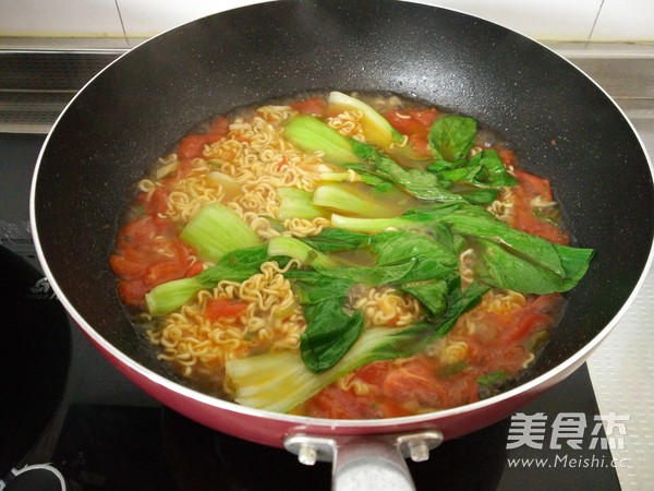 Instant Noodles with Tomato Sauce and Vegetables recipe