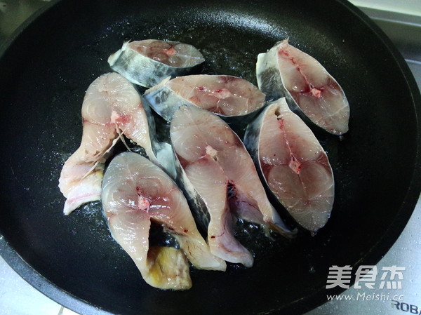 Spanish Mackerel Stewed with Garlic Sprouts recipe