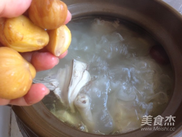 Autumn Chestnut Snow Fungus Chicken Soup recipe