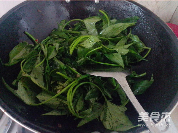 Stir-fried Lean Pork with Sweet Potato Leaves recipe