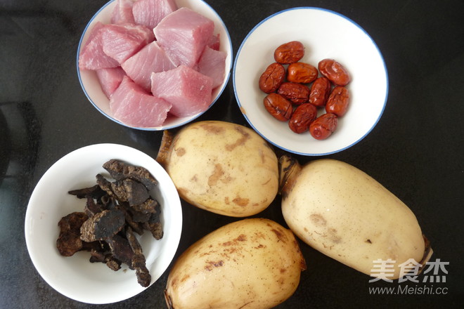 Raw Lotus Root Lean Meat Soup recipe