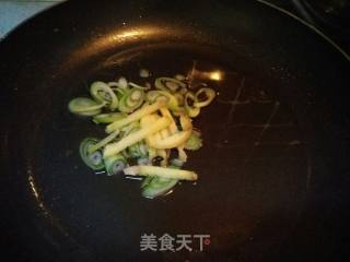 Stir-fried Shredded Pork with Garlic Stalks recipe