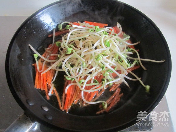 Stir-fried Rice Noodles with Seafood recipe