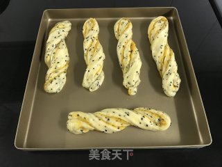 Black Sesame Sweet Potato Twisted Bread recipe