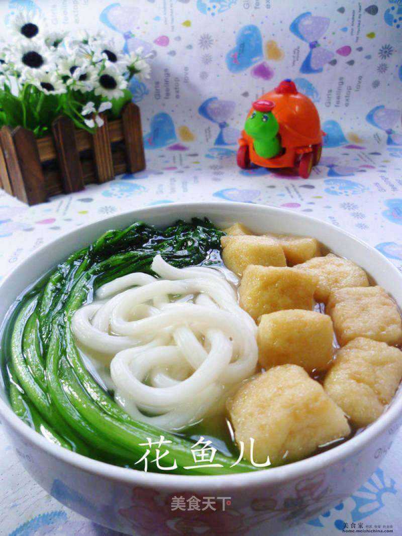 Udon Noodles with Small Oil Tofu and Chrysanthemum