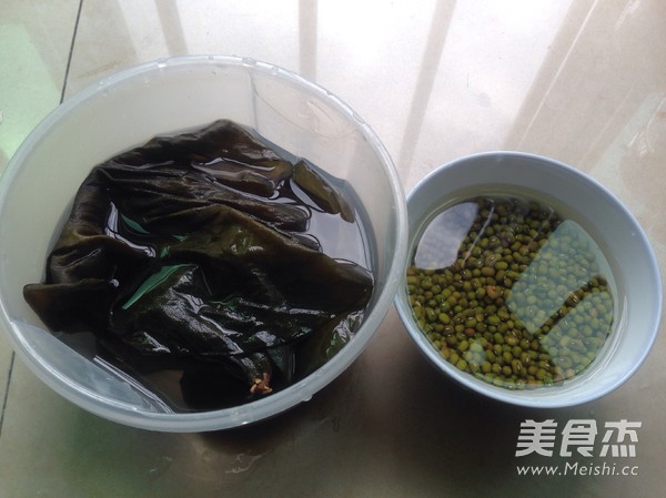 Seaweed and Mung Bean Pork Rib Soup recipe