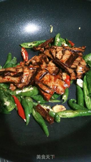 Double Pepper Stir-fried Wugang Braised Dry recipe