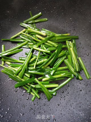 Stir-fried Shrimp Skins with Leek recipe