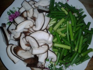 Stir-fried Garlic Sprouts with Mushrooms and Fungus recipe