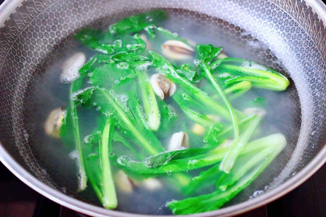 Soup with Bean Curd Mussels and Chinese Cabbage recipe