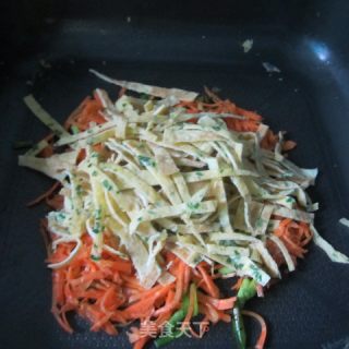 Stir-fried Scallion Egg Shreds with Carrots recipe