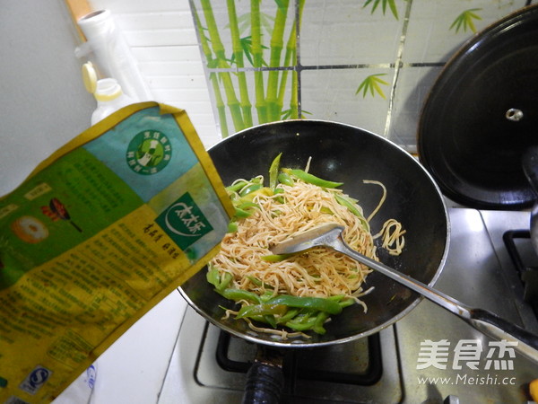 Stir-fried Shredded Bean with Green Pepper recipe