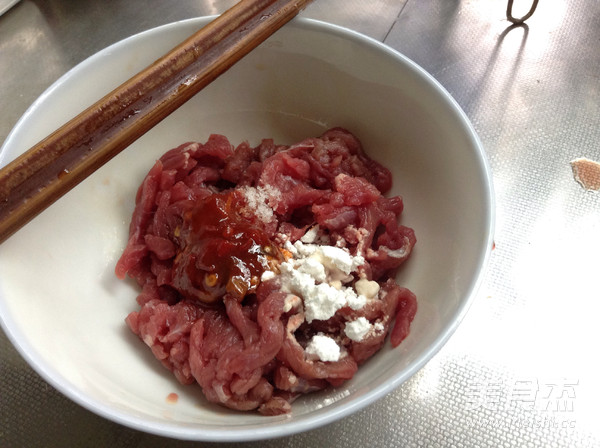 Shredded Beef with Lettuce and Pickled Cabbage recipe