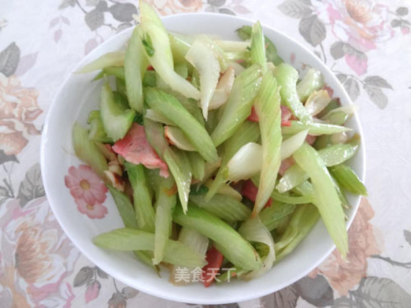 Stir-fried Bacon with Celery and Lily recipe