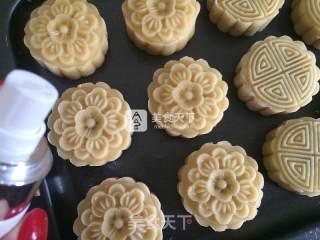 Mooncake with Lotus Seed Paste and Egg Yolk recipe