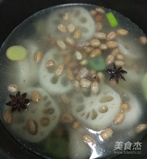 Stewed Pork Knuckles with Peanuts and Lotus Root recipe